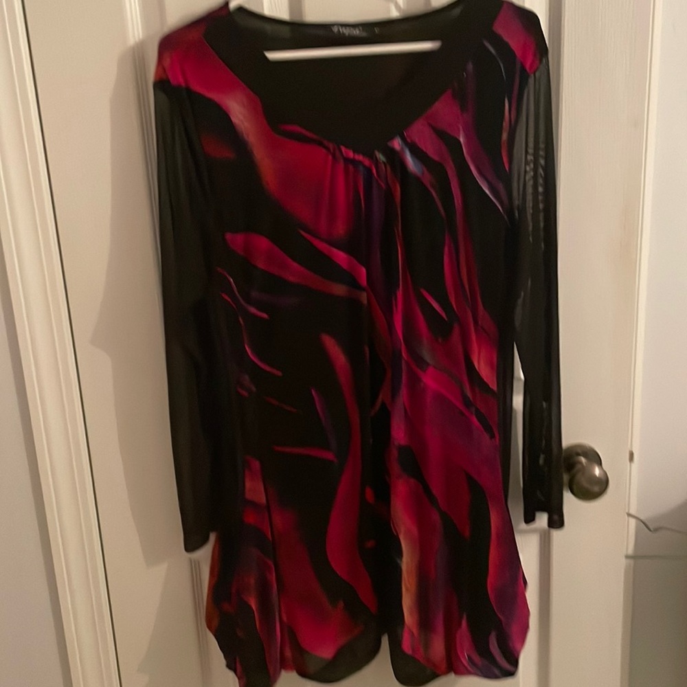 Women’s Black and Red Printed V-neck Blouse